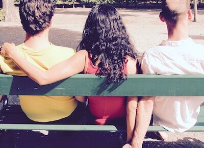 The picture shows three people in a polyamorous relationship.