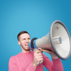 Mann med rosa genser som snakker i en megafon